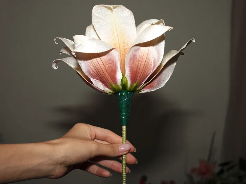 Detail látkových a hedvábných lístků, drátěných stonků a floristické pásky